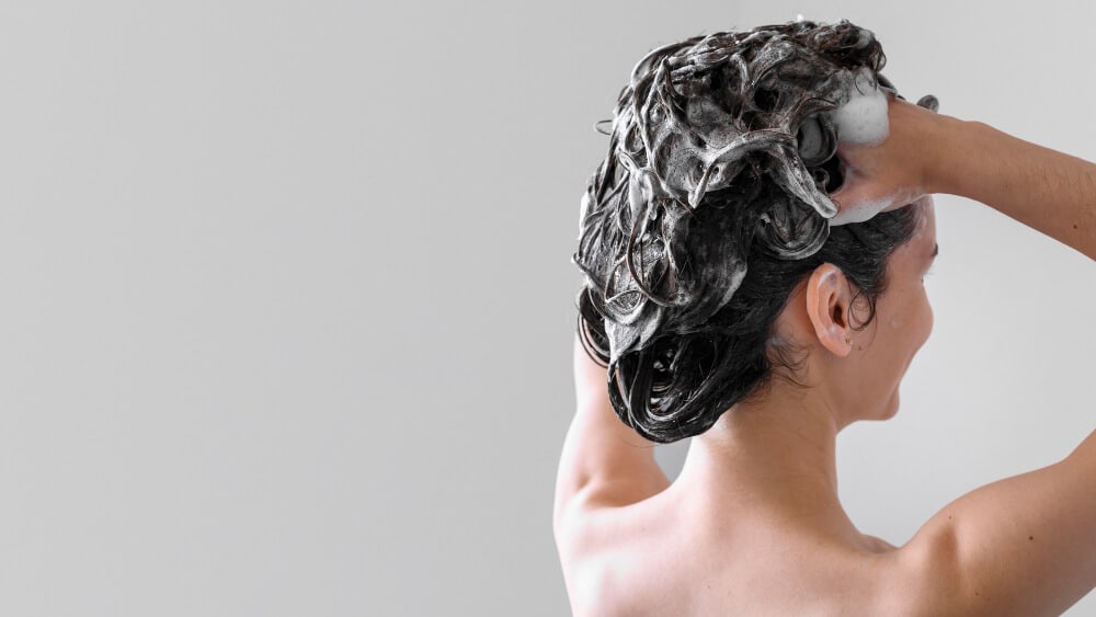 מוצרי טיפוח לשיער מאמר copy-space-female-washing-hair (1)